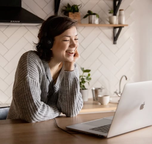 Picture of videocall with a women who smile